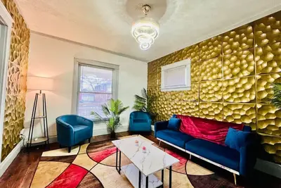 Image de Frry | Stylish 4 Br-5 Mins to Falls, Free Parking!