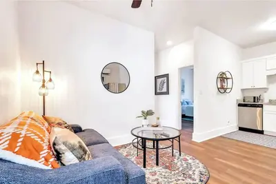 Image de Starland District, walking Distance to Forsyth! \n