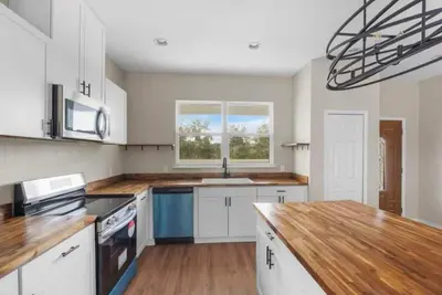 Image de Brand New Spring Fed Lake Front Home