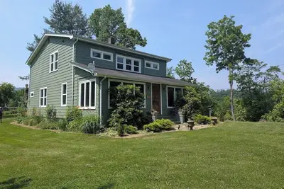 Image de Charming 3-Bedroom Farmhouse in Scenic Pembroke, Va - Sleeps 8