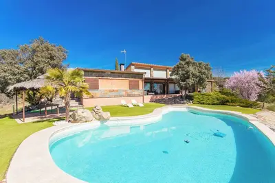 Image de Modern villa with swimming pool, nature and tranquility 40 min from Madrid.