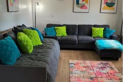 Image de Vibrant and art-filled retreat, perfect for families and small groups.