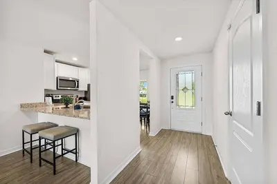 Image de Charming and spacious three bed, two full bath close to everything, sleeps 7