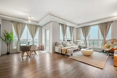 Image de 21st-Floor Penthouse • City & Mountain Views