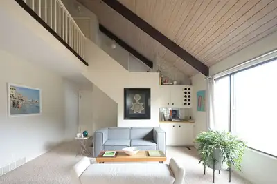 Image de Stylish lofted w\/private driveway, garage and backyard