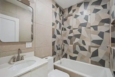 Image de Gorgeous Large Charming Home with 3baths, Central Air, Washer/Dryer, Parking