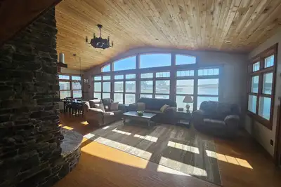 Image de Irish Lakefront home. Pets, dock, fishing, kayaks.