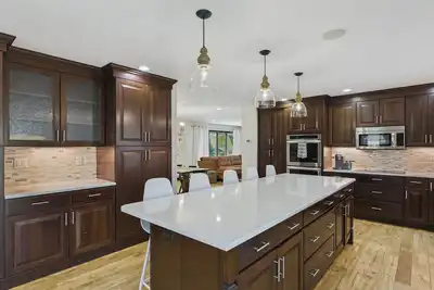Image de Spacious Sleeps 18+ 6-bedroom house with movie theatre, sports court, huge yard