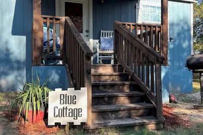 Image de Tiny Cottage with Pickleball and Pet Friendly