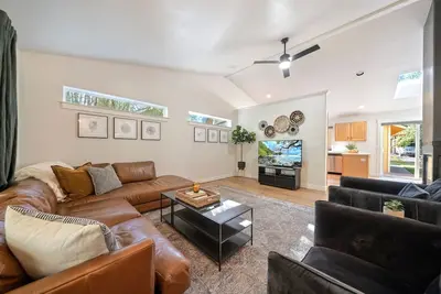 Image de Baltimore Bungalow – Hot Tub, Walkable, Pet-Friendly