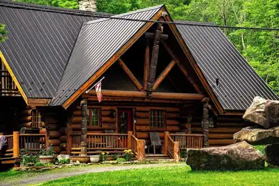 Image de Chalet en bois avec spa et vue sur la rivière, en pleine nature. Ami des chiens!