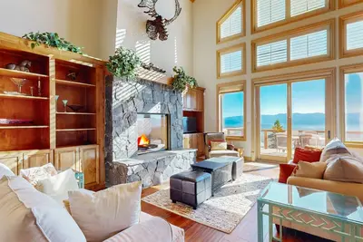 Image de Beautiful home with panoramic views, private hot tub, and spacious deck