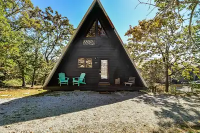 Image de Lakeside cabin with water views, hot tub, pool table & a\/c