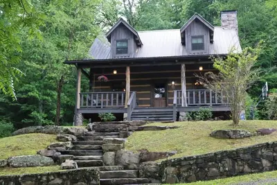 Image de Cozy mountain cabin with hiking trails, tranquil pond and private waterfall!