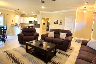 Image de On the Island! Three bedroom, two bath home with 2 car garage.