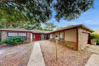 Image de Dog-Friendly Home with outdoor patio and private gazebo