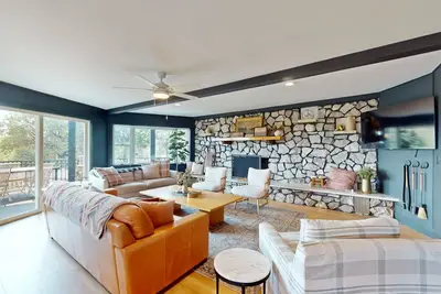 Image de Stylish home with spacious deck, W/D and stocked kitchen