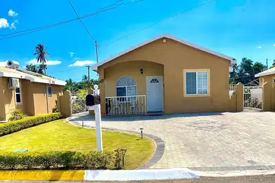 Hidden Gem, Cozy 2-bedroom house with WiFi, Ac, Private Pool In Portmore
