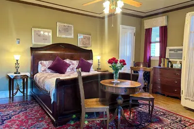 Image de The Garnet Room at the Amethyst Inn B&B jacuzzi Room with fireplace in Adamstown