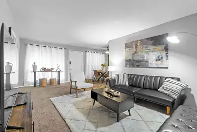 Image de Touchdown views + designer vibes 🏈⚾ Walk to games, chill in style—your fan Hq awaits!