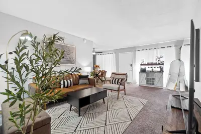 Image de Touchdown views + designer vibes 🏈⚾ Walk to games, chill in style—your fan Hq awaits! Gated Property!