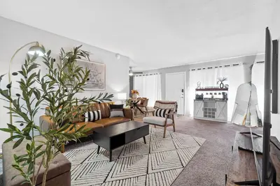 Image de 🏈⚾ Walk to games, chill in style—your fan Hq awaits! 2 br Professional designed!