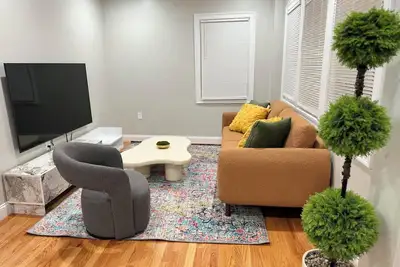 Image de Jamaica Plain - 4br2ba Urban Retreat/ Near T