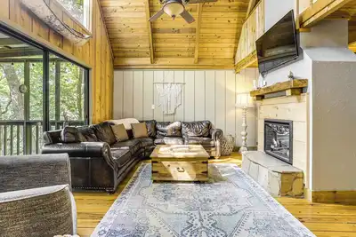 Image de Spacious Jasper Cabin w/ Decks & Pool Access!