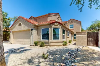 Image de Spacious retreat boasting multiple levels, offering ample space for everyone