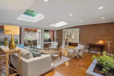 Image de Stay, Work, Thrive on the premier House, Entire home in McLean