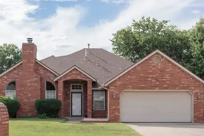 Image de Charming 3-bedroom house with fitness room in peaceful Broken Arrow
