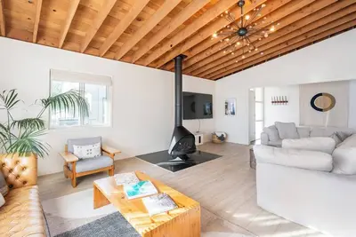 Image de Spacious 4-bedroom house Walk to Carbon Beach. Great location. Upscale home.