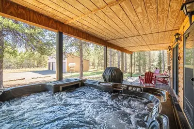 Image de Raven's Retreat, Hot Tub, Fire pit, Wifi, 28Miles2Yellowstone National Park