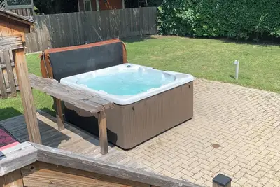 Image de Apartment with Hot Tub and Backyard. Free Parking.
