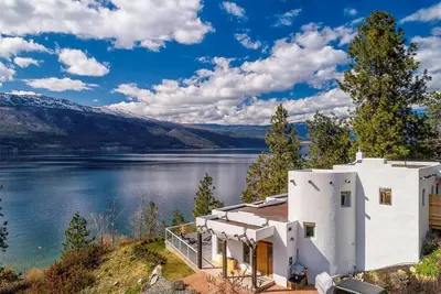 Image de Lakefront paradise with beautiful views and large sunny patio.