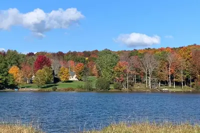 Image de Luxury waterfront ski cabin, 4-bedroom house and office, monthly only