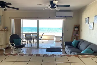 Image de Beachfront Bliss: Your Perfect Vacation Home Awaits! Cozy 2-bedroom townhome