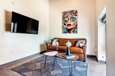 Image de One Bedroom Queen in the heart of downtown.