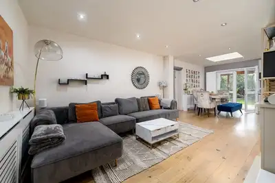 Image de GuestReady - Maison de retraite familiale à Wembley
