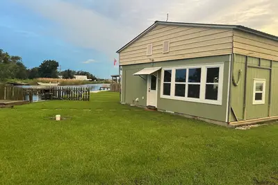 Image de Quaint studio fishing camp on the bayou