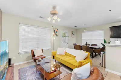 Image de Beautiful Space - Nice yard - 10 min from Dt