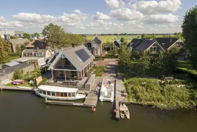 Maison au bord de l'eau avec amarrage