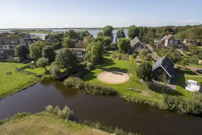 Image de Maison au bord de l'eau, cheminée extérieure