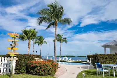 Image de You Don’t Want to Miss This! Beachfront, Onsite Pool, Near Coral Bay Marina