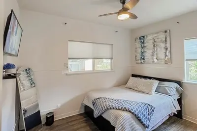 Image de Located near wineries, tulip festival, outlets, Bauman’s Fram & state parks!