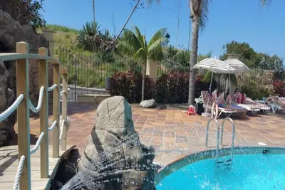 Image de Appartement confortable avec vue sur la mer et piscine