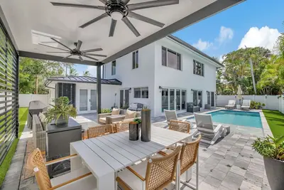 King Beds ~ Heated Pool ~ Outdoor Area ~ Bikes