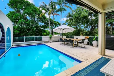 Image de 5 Min to Beach ~ Heated Pool ~ Bikes Included