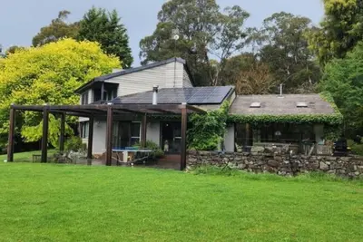 Image de Mid century farmhouse located in the heart of Exeter Village.
