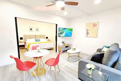 Image de Urban Elegance: Spacious Loft with King Bed.